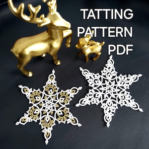 Könnte beinhalten: Zwei weiße und goldene Tatting-Schneeflockenmuster werden zusammen mit zwei goldfarbenen Hirschfiguren gezeigt. Der Text "TATTTING PATTERN PDF" ist sichtbar. Die Schneeflocken sind detailliert und aufwendig.