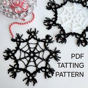 Puede incluir: Patrones de frivolité negros con diseño de copo de nieve. Uno es completamente negro y otro es blanco y negro. La imagen también incluye un candelabro decorativo plateado con una vela roja y una cadena de cuentas rojas. El texto "PDF TATTING PATTERN" es visible.