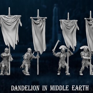 Op de afbeelding: Vier miniatuurfiguren die banieren vasthouden met een gescheurde, witte stof. De figuren dragen een harnas en houden zwaarden vast. De figuren staan op een donkerblauwe achtergrond. De tekst "DANDELION IN MIDDLE EARTH" staat onderaan de afbeelding.