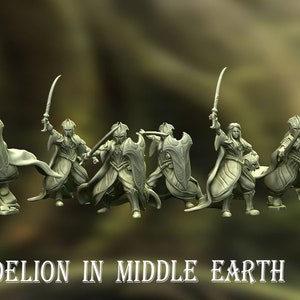 Może przedstawiać: Pięć szarych plastikowych figurek elfów, każda z mieczem i tarczą, stojących na białym tle. Tekst "DANDELION IN MIDDLE EARTH" jest nadrukowany pod figurkami.