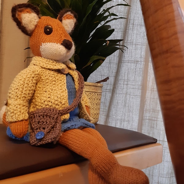 gestrickter Fuchs Charlotta, aus  Baby Alpaka . Mit Eleganter Kleidung aus Leinen und Cotton.