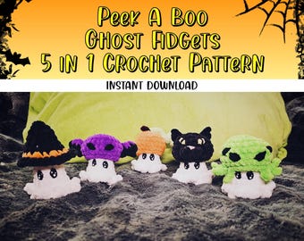 Puede incluir: Cinco fantasmas de crochet para fidgets en diferentes colores y estilos, incluyendo un sombrero de bruja, una calabaza, un gato y un extraterrestre. Los fantasmas de crochet están sentados sobre una superficie verde y gris. El texto "Peek A Boo Ghost Fidgets 5 in 1 Crochet Pattern Instant Download" se muestra sobre los fantasmas.