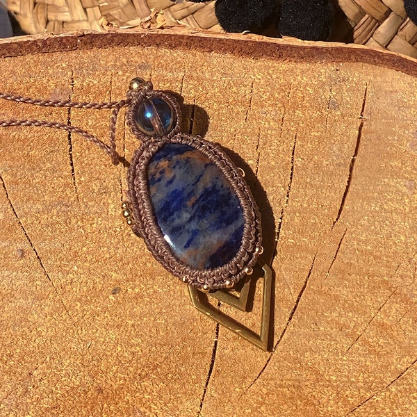 Collier en macramé avec Sodalite naturelle.