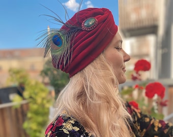 Chapeau Turban en velours rouge macramé pierre naturelle chrysocolle. plume de paon.