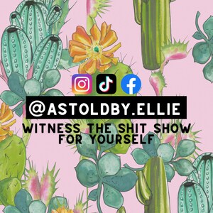 Puede incluir: Un fondo rosa con un patr&oacute;n de cactus y flores. El texto "@ASTOLDBY.ELLIE WITNESS THE SHIT SHOW FOR YOURSELF" est&aacute; en texto negro. Tambi&eacute;n se incluyen iconos de redes sociales para Instagram, TikTok y Facebook.
