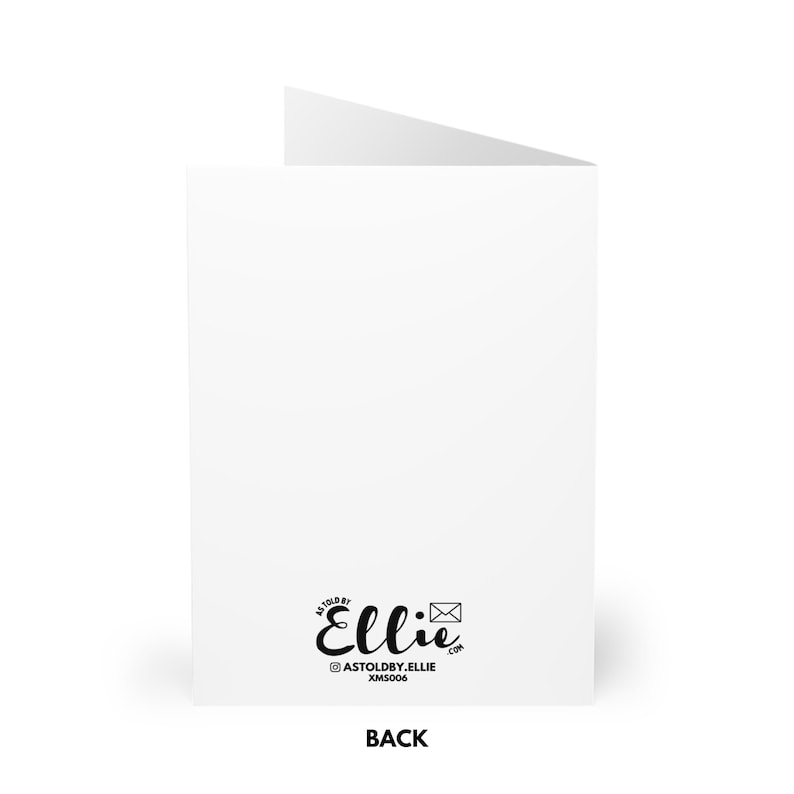 Puede incluir: Una tarjeta blanca con el texto "As Told By Ellie" y un logotipo de un sobre estilizado con el texto "Ellie.com" debajo. El texto "@ASTOLDBY.ELLIE" y "XMS006" est&aacute;n debajo del logotipo.