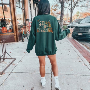 Still Sober Bitches Sweater Sobriety Sweatshirt Normalize Sobriety Sobriety Geschenk für Frauen Genesungsgeschenke Sober Crewneck Sober AF Sweater
