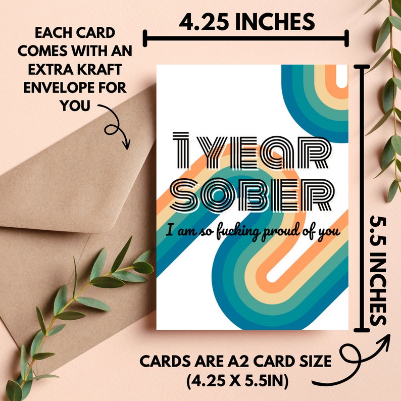 Op de afbeelding: Een witte kaart met een kleurrijk regenboogontwerp en de tekst "1 YEAR SOBER I am so fucking proud of you". De kaart is 4,25 inch bij 5,5 inch.