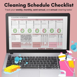 Op de afbeelding: Een laptop met een schoonmaakschema-checklist op het scherm. De checklist bevat taken voor wekelijkse, maandelijkse, halfjaarlijkse en jaarlijkse schoonmaak. De laptop staat op een roze oppervlak met schoonmaakmiddelen en een spons.