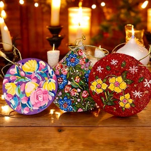 Um conjunto de três enfeites de Natal