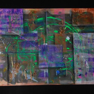 Può includere: Dipinto astratto su tela con un design geometrico a strati. Il dipinto presenta una varietà di colori, tra cui viola, verde, marrone e bianco. I colori sono applicati in uno stile strutturato e a strati, creando un senso di profondità e movimento.