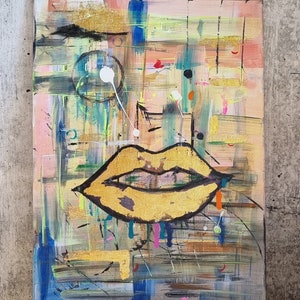 Può includere: Dipinto astratto su tela con una forma di labbra dorata, nera e bianca al centro. Lo sfondo è un mix di rosa, blu, verde e giallo.