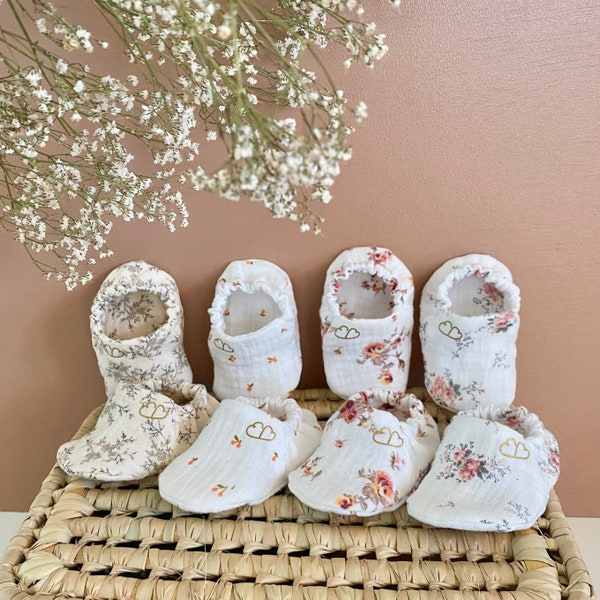 Chaussons naissance bébé liberty souples en gaze de coton cadeau de naissance fait main