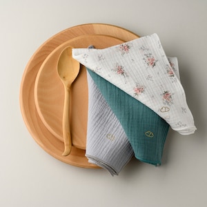 Serviette de table douce en double gaze de coton en lot de 3 serviettes panachées Inspiration romantic