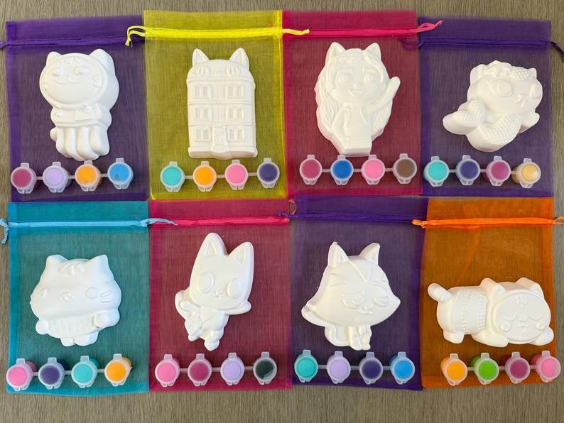 Puede incluir: Ocho kits de cer&aacute;mica para pintar, cada uno con un dise&ntilde;o diferente de animal o arquitectura. Cada kit incluye una figura de cer&aacute;mica blanca y un juego de seis botes de pintura peque&ntilde;os en varios colores. Los kits est&aacute;n empaquetados en bolsas de malla coloridas.
