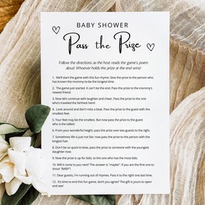 Peut inclure: Une carte blanche avec du texte noir décrivant les règles d'un jeu de baby shower appelé "Pass the Prize". Le jeu consiste à faire passer un prix entre les invités en suivant une série d'instructions rimes.