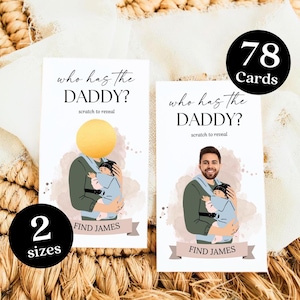 Pode incluir: Um conjunto de 78 cartões para raspar com o texto "Quem tem o papai?" e uma imagem de uma pessoa segurando um bebê. Os cartões são projetados para um jogo de chá de bebê. O texto "Encontre James" está impresso na parte inferior dos cartões.