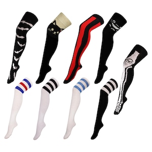 Könnte beinhalten: Acht Paar Oberschenkelsocken mit verschiedenen Mustern, darunter Streifen, Fledermäuse, Katzen, Schädel und Knochen. Die Socken sind weiß mit schwarzen, roten und blauen Akzenten.