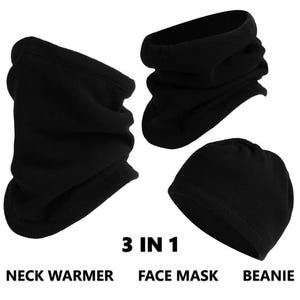 Op de afbeelding: Een zwarte fleece nekwarmer, gezichtsmasker en beanie. De tekst "3 in 1" is afgedrukt onder de items. De tekst "Nekwarmer", "Gezichtsmasker" en "Beanie" zijn afgedrukt onder de items.