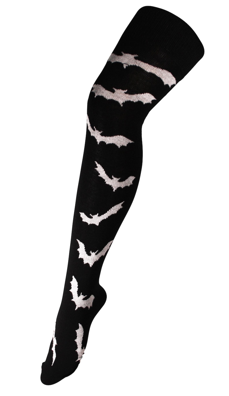 以下が含まれることがあります： 白いコウモリ柄の黒い太もも丈の靴下