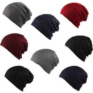 Puede incluir: Conjunto de diez gorros de punto en varios colores, incluyendo gris, azul marino, negro y burdeos. Los gorros tienen una textura acanalada y un ajuste holgado.