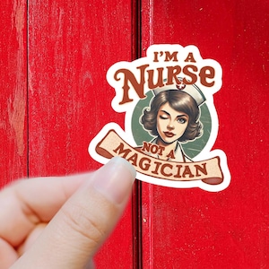 Könnte beinhalten: Ein Aufkleber mit einer Vintage-Illustration einer Krankenschwester mit dem Text "I'm a Nurse Not a Magician".