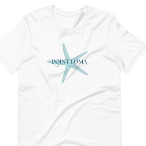 Peut inclure: T-shirt blanc avec une étoile de mer bleue et le texte "POINT LOMA" en bleu.