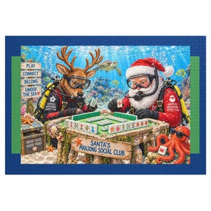 K&ouml;nnte beinhalten: Ein Puzzle-Motiv mit einem Rentier und dem Weihnachtsmann in Taucherausr&uuml;stung, die unter Wasser Mahjong spielen. Ein Schild tr&auml;gt die Aufschrift 'SANTA'S MAHJONG SOCIAL CLUB' und 'PLAY CONNECT BELONG UNDER THE SEA'. Ein orangefarbener Oktopus tr&auml;gt eine Sonnenbrille.