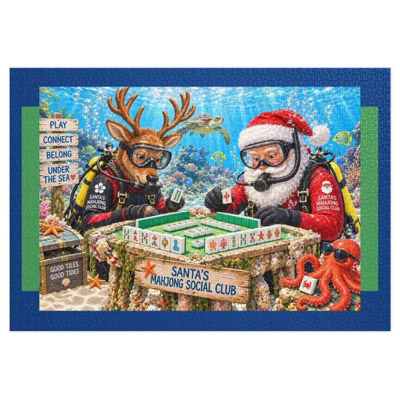 K&ouml;nnte beinhalten: Ein Puzzle-Motiv mit einem Rentier und dem Weihnachtsmann in Taucherausr&uuml;stung, die unter Wasser Mahjong spielen. Ein Schild tr&auml;gt die Aufschrift 'SANTA'S MAHJONG SOCIAL CLUB' und 'PLAY CONNECT BELONG UNDER THE SEA'. Ein orangefarbener Oktopus tr&auml;gt eine Sonnenbrille.
