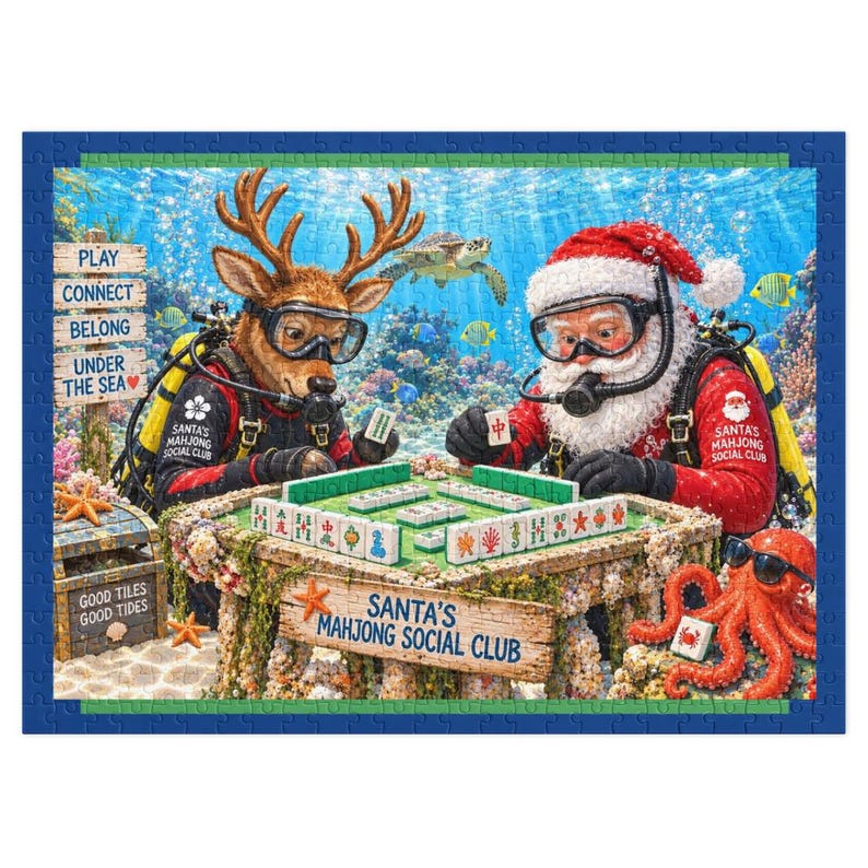 K&ouml;nnte beinhalten: Ein Puzzle, das ein Rentier und den Weihnachtsmann in Taucherausr&uuml;stung beim Mahjong-Spiel unter Wasser zeigt. Der Tisch ist mit Santa's Mahjong Social Club beschriftet. Ein Schild tr&auml;gt die Aufschrift Play Connect Belong Under The Sea.