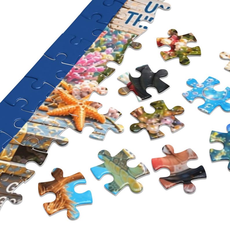 K&ouml;nnte beinhalten: Ein Puzzle mit einer lebendigen Unterwasserszene, die einen leuchtend orangefarbenen Seestern, farbenfrohe Korallen und blaues Wasser zeigt. Ein langer, dunkelblauer Puzzleteil-Streifen verl&auml;uft diagonal &uuml;ber den oberen Bereich, daneben liegen einzelne Teile.