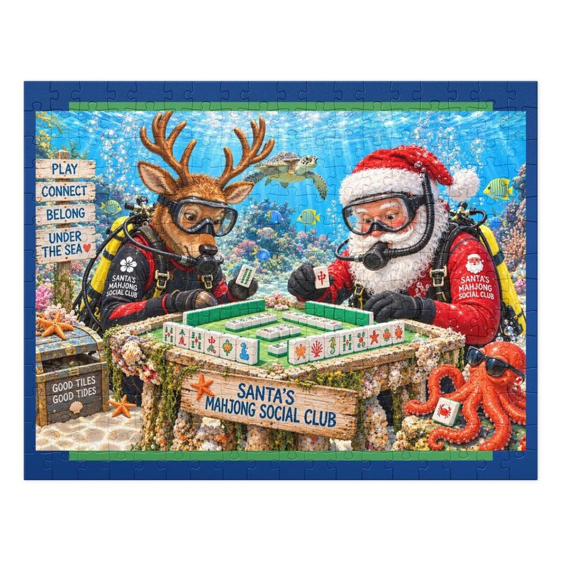 K&ouml;nnte beinhalten: Ein Puzzle, das ein Rentier und den Weihnachtsmann in Taucherausr&uuml;stung beim Mahjong-Spiel unter Wasser zeigt. Das Bild enth&auml;lt ein Schild mit der Aufschrift Santa's Mahjong Social Club, einen Oktopus und eine Meeresschildkr&ouml;te. Der Rand ist dunkelblau.