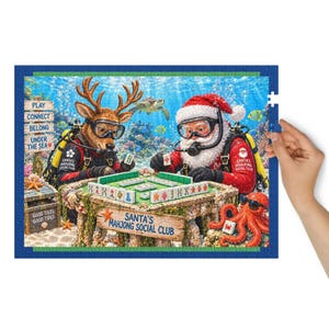 K&ouml;nnte beinhalten: Ein Puzzle mit einem Rentier und dem Weihnachtsmann in Taucherausr&uuml;stung, die unter Wasser Mahjong spielen. Die Szene zeigt ein Korallenriff, eine Meeresschildkr&ouml;te und einen orangefarbenen Oktopus. Ein Holzschild tr&auml;gt die Aufschrift Santa's Mahjong Social Club und Good Tiles Good Tides.