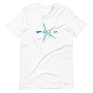 Peut inclure: T-shirt blanc avec une étoile de mer bleue et le texte "Lower Trestles" en bleu.