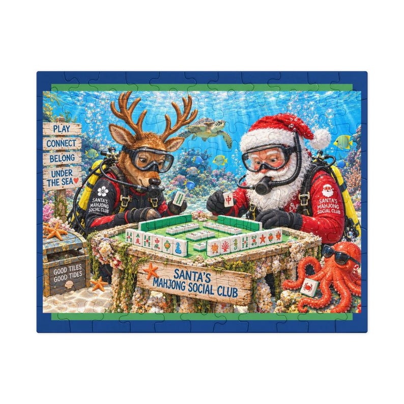 K&ouml;nnte beinhalten: Ein Puzzle mit einem Rentier und dem Weihnachtsmann in Taucherausr&uuml;stung, die unter Wasser Mahjong spielen. Das Bild zeigt Holzschilder mit der Aufschrift PLAY CONNECT BELONG UNDER THE SEA und SANTA'S MAHJONG SOCIAL CLUB sowie einen Oktopus.