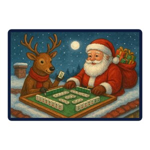Könnte beinhalten: Ein rechteckiges Bild mit Weihnachtsmotiv zeigt den Weihnachtsmann und ein Rentier, die auf einem verschneiten Dach unter einem sternenklaren Nachthimmel Mahjong spielen. Der Weihnachtsmann trägt einen roten Anzug und Hut, das Rentier einen roten Schal. Ein Geschenkesack befindet sich hinter dem Weihnachtsmann.