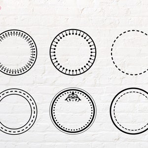 Può includere: Sei diverse cornici circolari in bianco e nero con vari disegni. Le cornici sono su uno sfondo di mattoni bianchi.