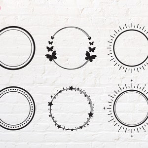 Può includere: Set di sei cornici rotonde in bianco e nero con diversi bordi decorativi. Le cornici presentano motivi di farfalle, stelle e raggi di sole.