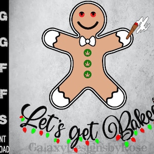 Puede incluir: Un hombre de jengibre con ojos rojos y una pajarita sostiene un porro con una nube de humo. El texto "Let's get Baked" está escrito en negro con luces de Navidad rojas y verdes alrededor.