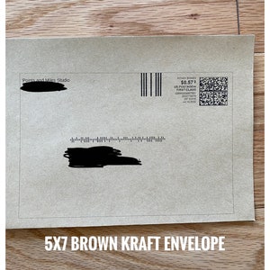 Op de afbeelding: Een bruine kraftenvelop met de tekst "5X7 BROWN KRAFT ENVELOPE" gedrukt aan de onderkant. De envelop heeft een postzegel met de tekst "PITNEY BOWES $0,570 US POSTAGE FIRST-CLASS" en een barcode.