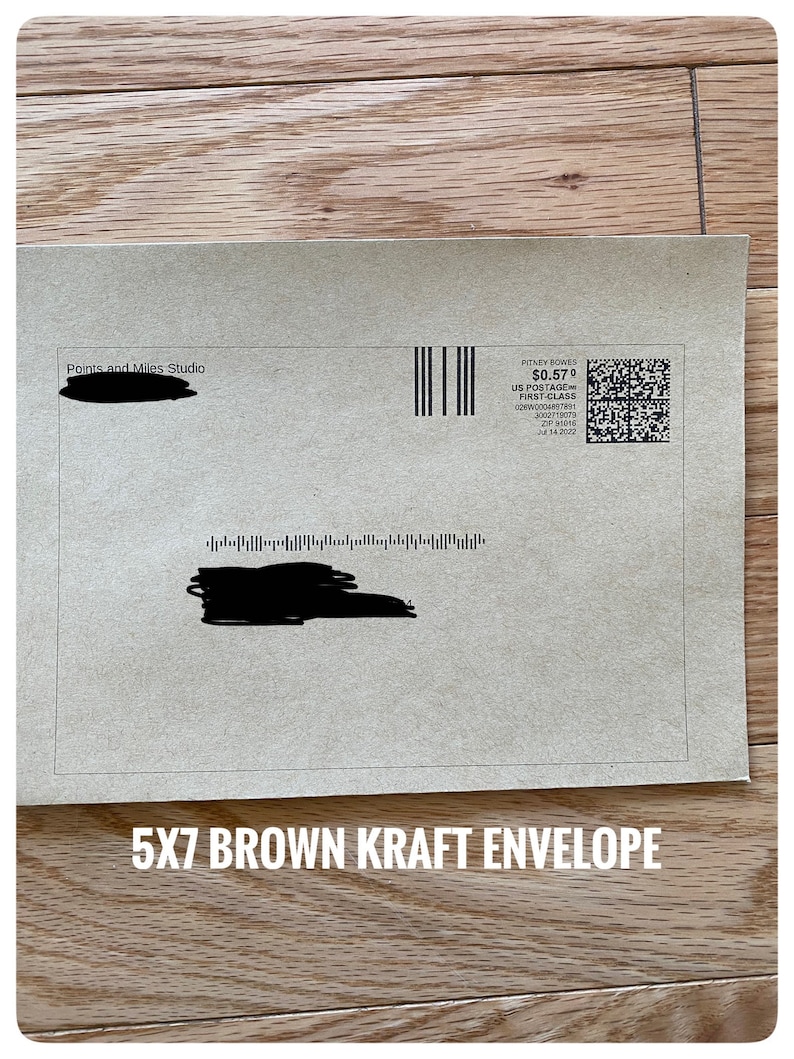 Op de afbeelding: Een bruine kraftenvelop met de tekst "5X7 BROWN KRAFT ENVELOPE" gedrukt aan de onderkant. De envelop heeft een postzegel met de tekst "PITNEY BOWES $0,570 US POSTAGE FIRST-CLASS" en een barcode.