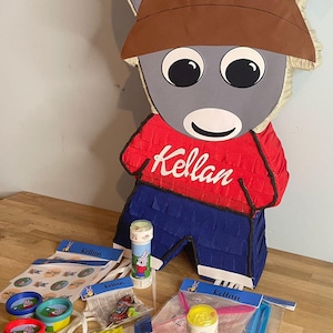Pinhata TROTRO personalizada com nome, doces Haribo, brinquedos personalizados, palito de madeira decorado, tapa-olhos, aniversário infantil, decoração de festa