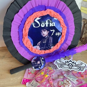 Piñata personalizzata di qualità Wednesday Adams, bastoncino di legno decorato, riempito con 10 giocattoli e 10 giocattoli personalizzati, dedica del nome,