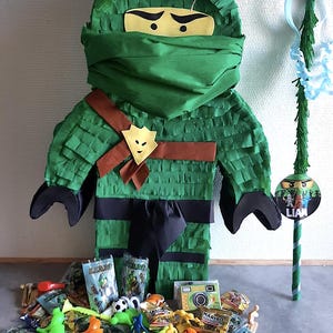 Ninja Piñata dostępna w kilku kolorach, można ją spersonalizować imieniem dziecka. W zestawie znajduje się patyk.