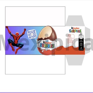 Pu&ograve; includere: Un ovetto Kinder Sorpresa parzialmente scartato, con guscio di cioccolato. La confezione presenta Spider-Man e le parole "Kinder Sorpresa". &Egrave; visibile anche un codice QR.