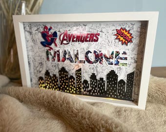 Cornice luminosa personalizzata con effetto foto 3D, tema a scelta con collage di foto o immagini sul nome, cornice bianca, idea regalo