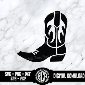 Könnte beinhalten: Schwarze und weiße Silhouette eines Cowboystiefels mit einem dekorativen Design auf der Oberseite. Der Stiefel befindet sich auf einem weißen Marmorhintergrund. Der Text "SVG - PNG - DXF EPS - PDF" und "DIGITALER DOWNLOAD" befindet sich am unteren Rand des Bildes.