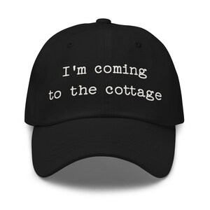 Peut inclure: Casquette de baseball noire avec l'inscription blanche "I'm coming to the cottage". La casquette a une visière incurvée et un bouton sur le dessus. Un accessoire de mode décontracté.