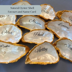 Cadeau de mariage en huître d'or et nom de lieu. Nom personnalisé pour un mariage à destination ou sur la plage. Porte-cartes souvenir et porte-bague.