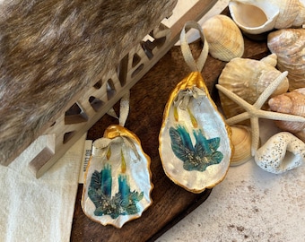 Retro Oyster Shell Christmas Bauble: Blue & Gold Kitsch Holiday Hanging Decor.